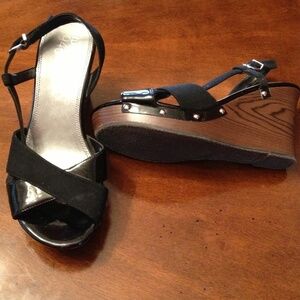 Black and wood grain wedge sandals, size 7